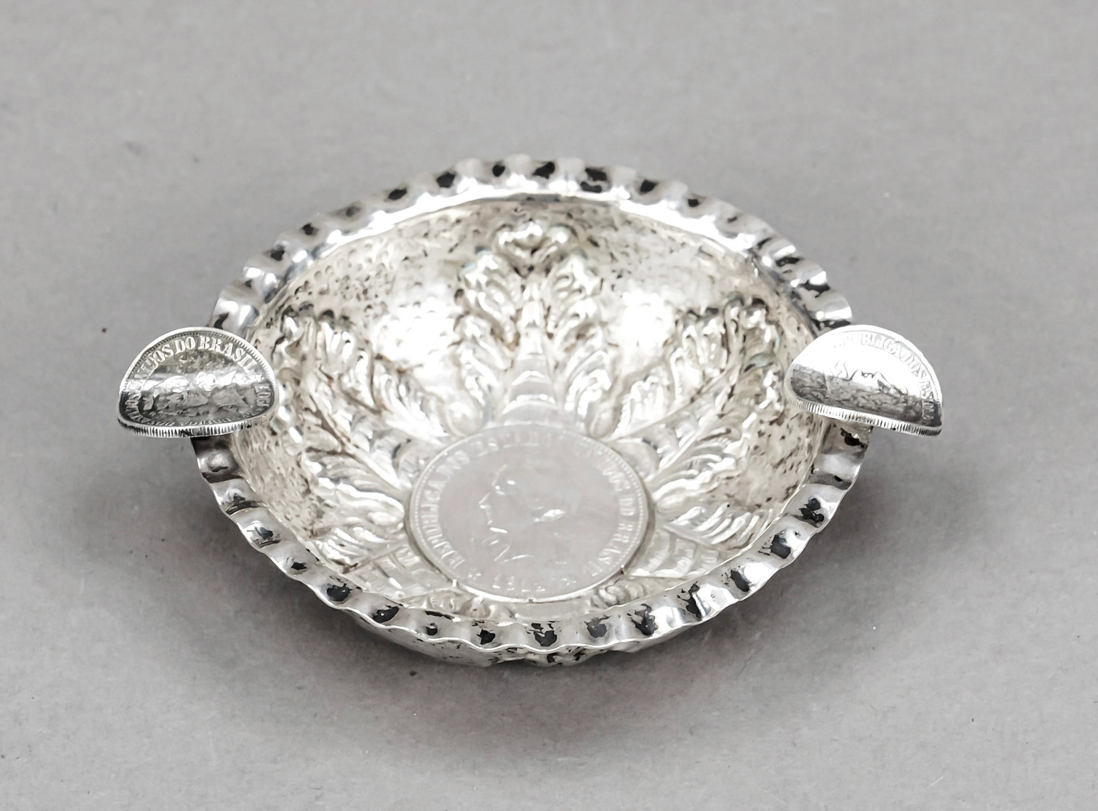 Runder Aschenbecher mit Münzbesatz