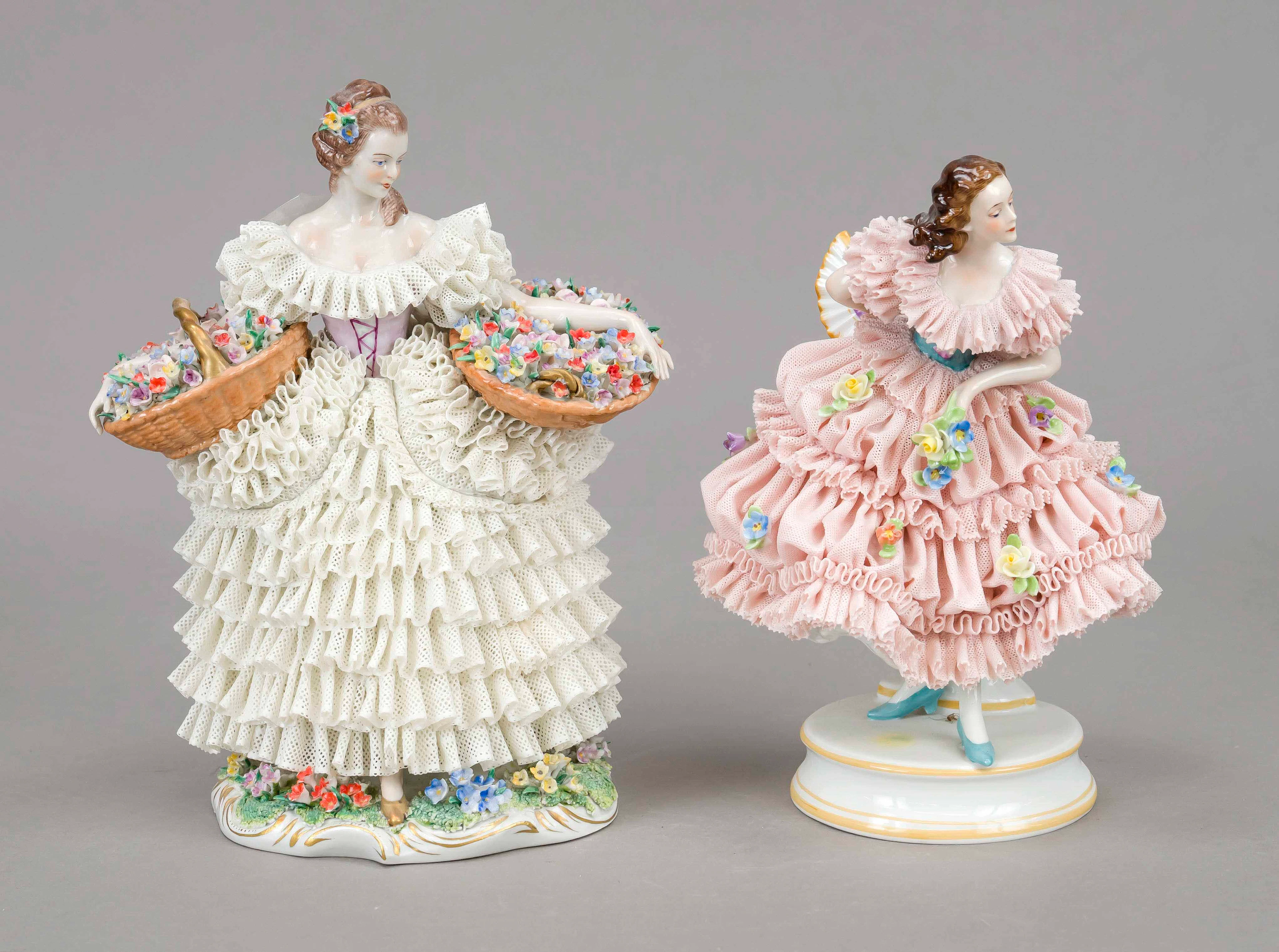 Zwei Figuren in Krinolinekleidern