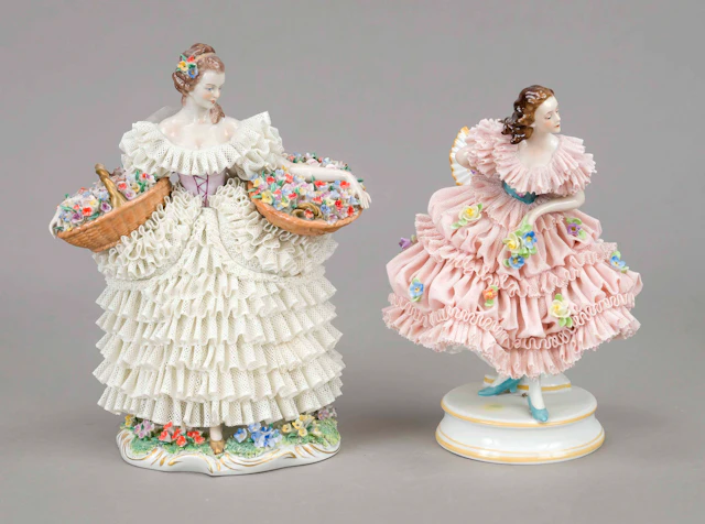 Zwei Figuren in Krinolinekleidern