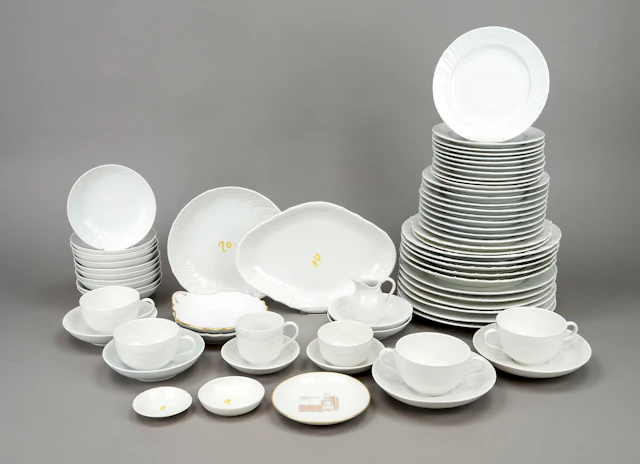 Umfangreiches Restservice, 79-tlg