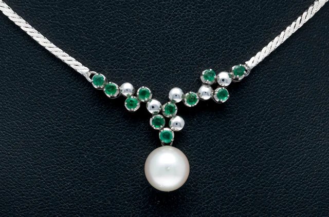 Akoyaperlen-Smaragd-Collier WG 75