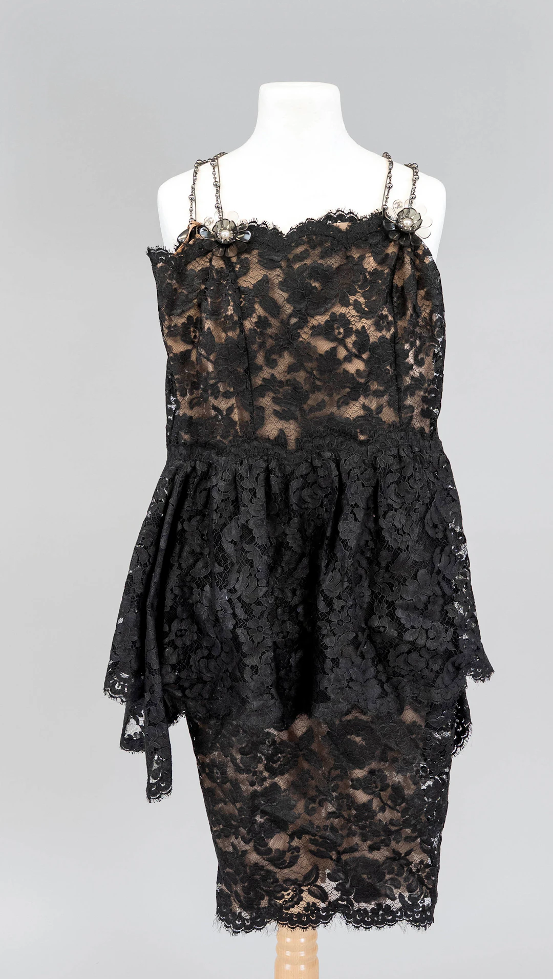 Chanel, Spitzenkleid mit Schößche