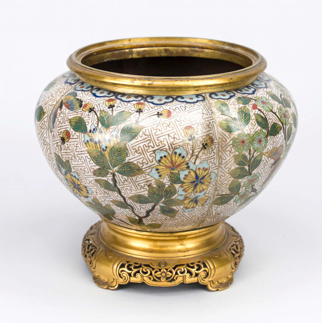 Cloisonné Cachepot mit Bronzemont