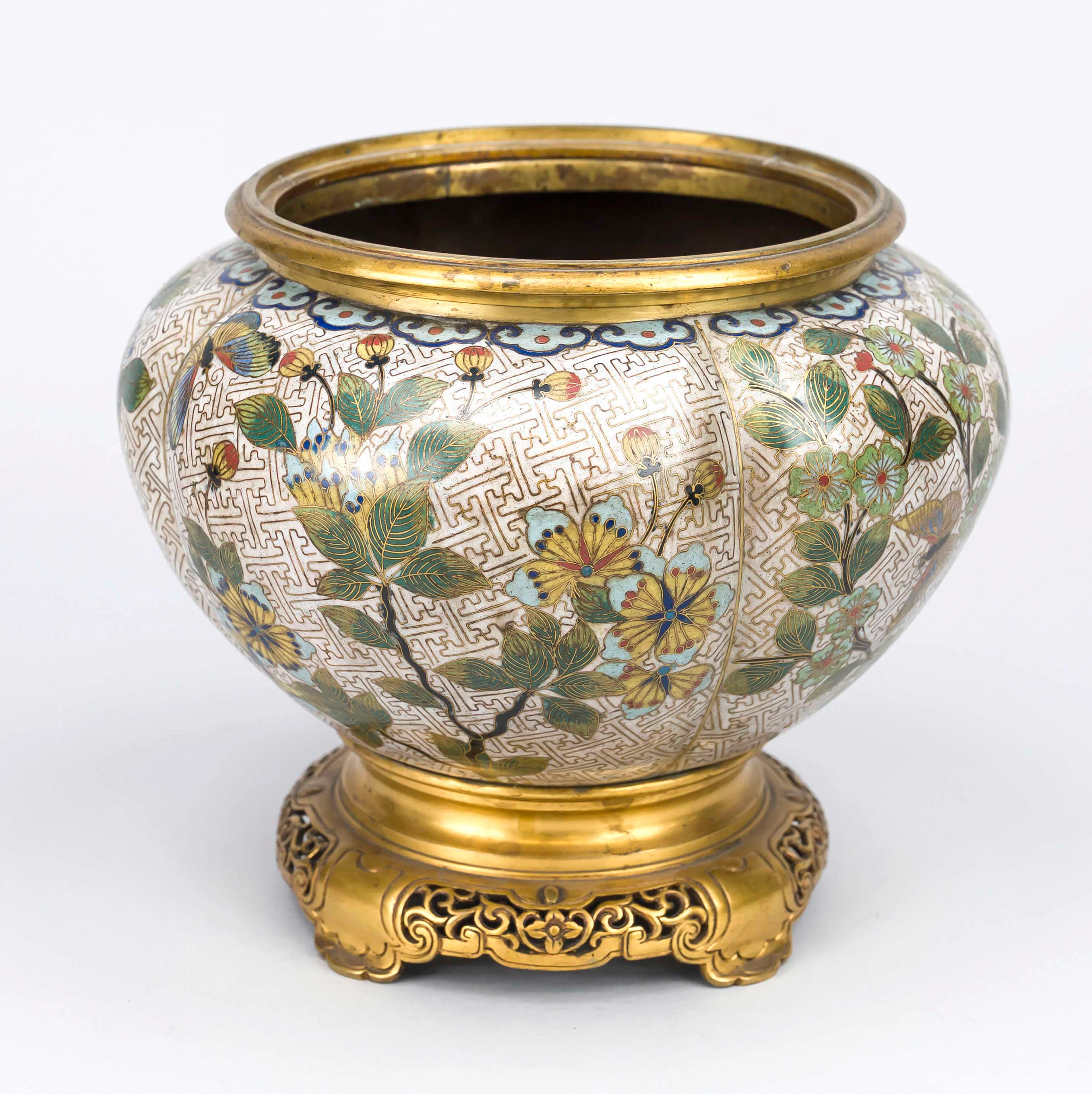 Cloisonné Cachepot mit Bronzemont