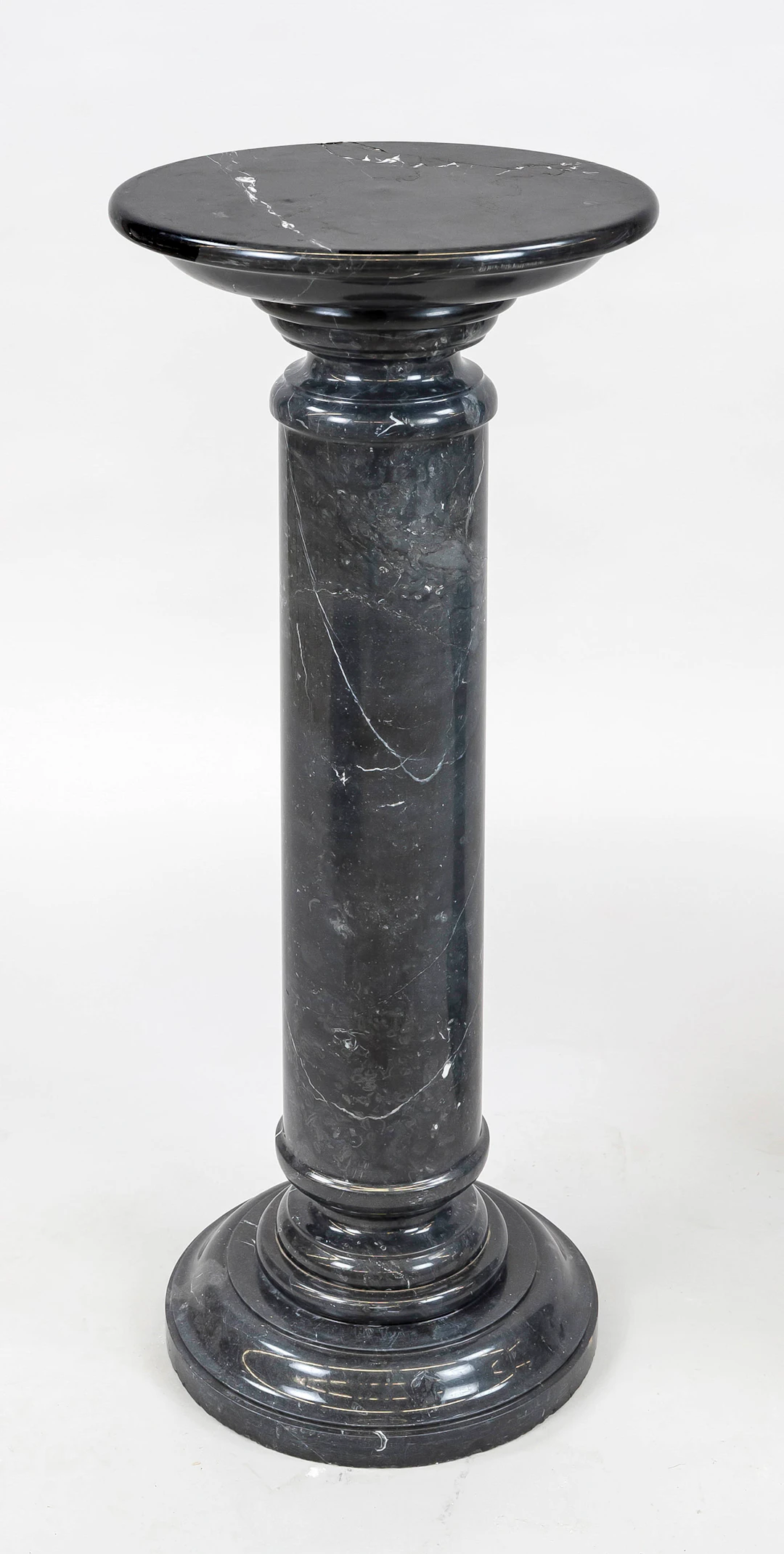 Säule, 20. Jh., schwarzer Marmor.