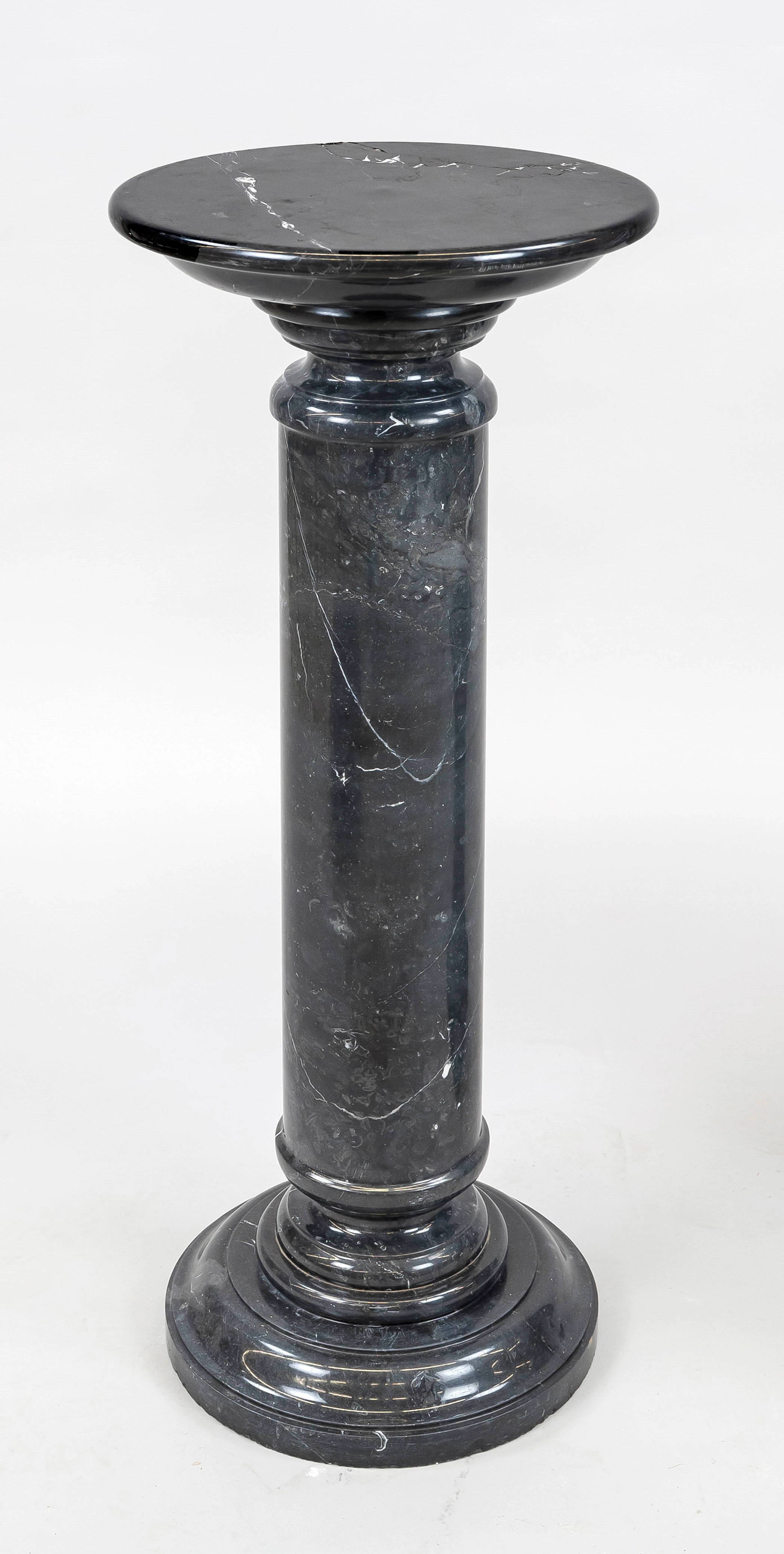 Säule, 20. Jh., schwarzer Marmor.