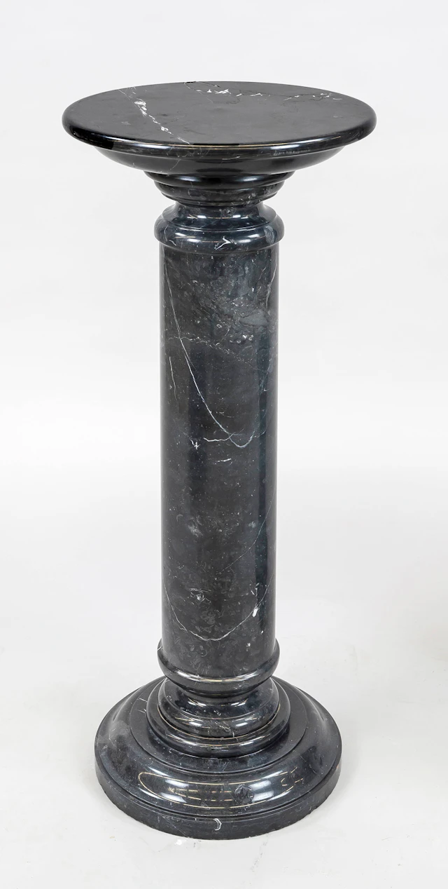 Säule, 20. Jh., schwarzer Marmor.