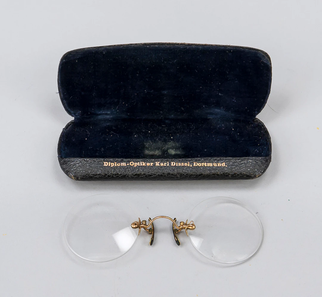 Brille Kneifer mit Goldgestell, i