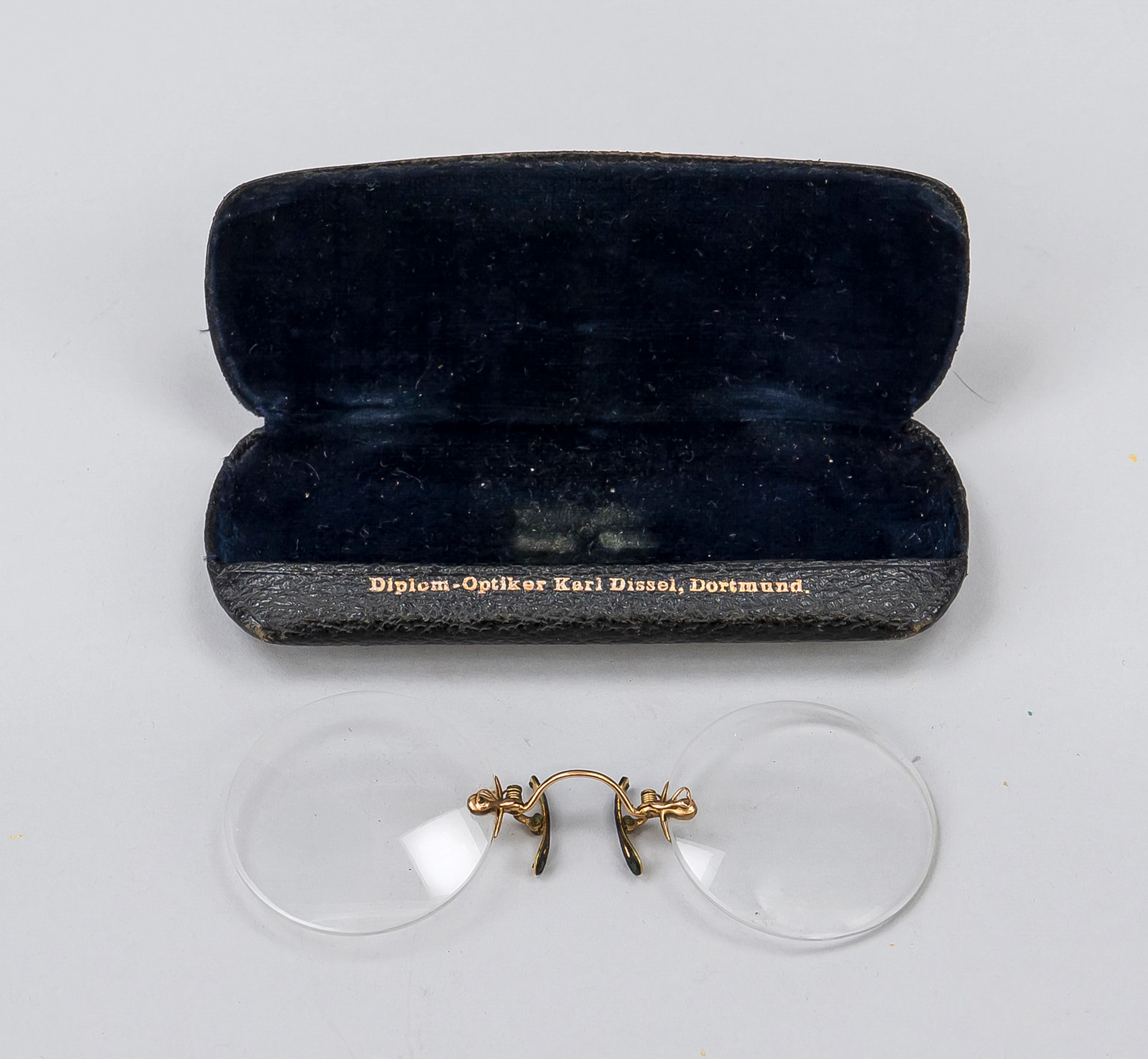 Brille Kneifer mit Goldgestell, i