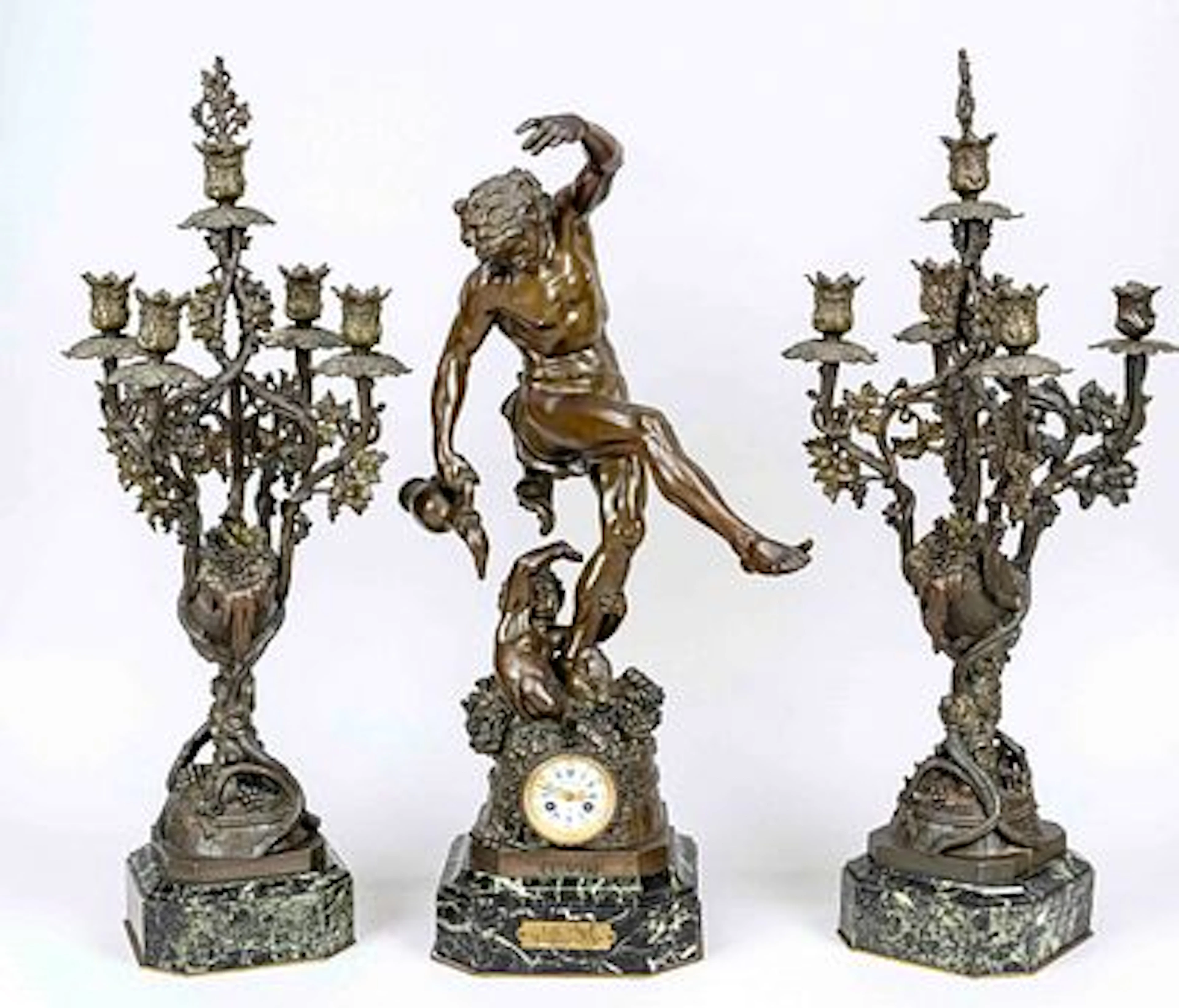 Sehr große Figurenpendule mit 2 Leuc