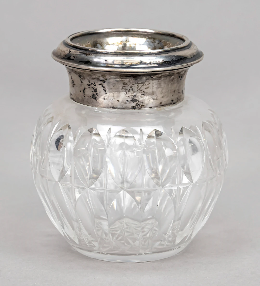 Kugelvase mit Silberrandmontage
