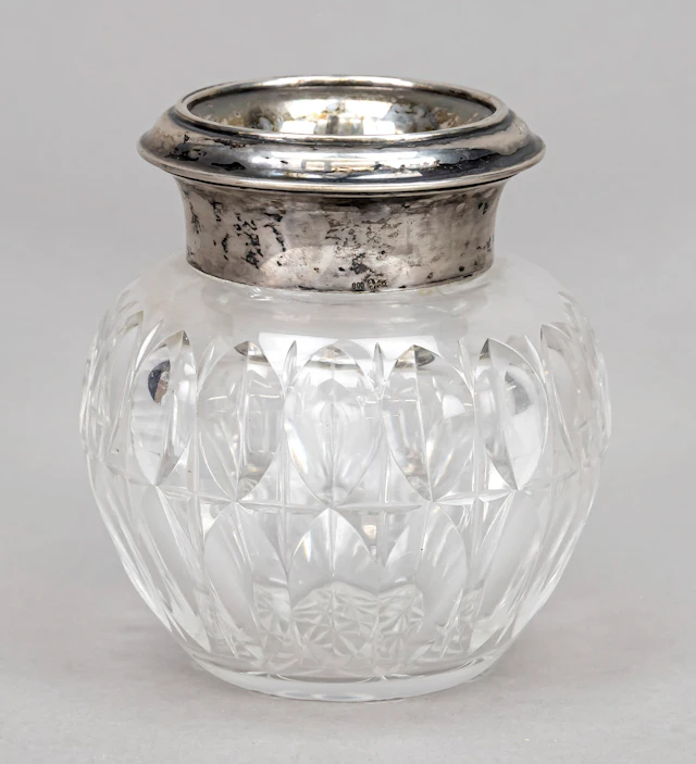 Kugelvase mit Silberrandmontage