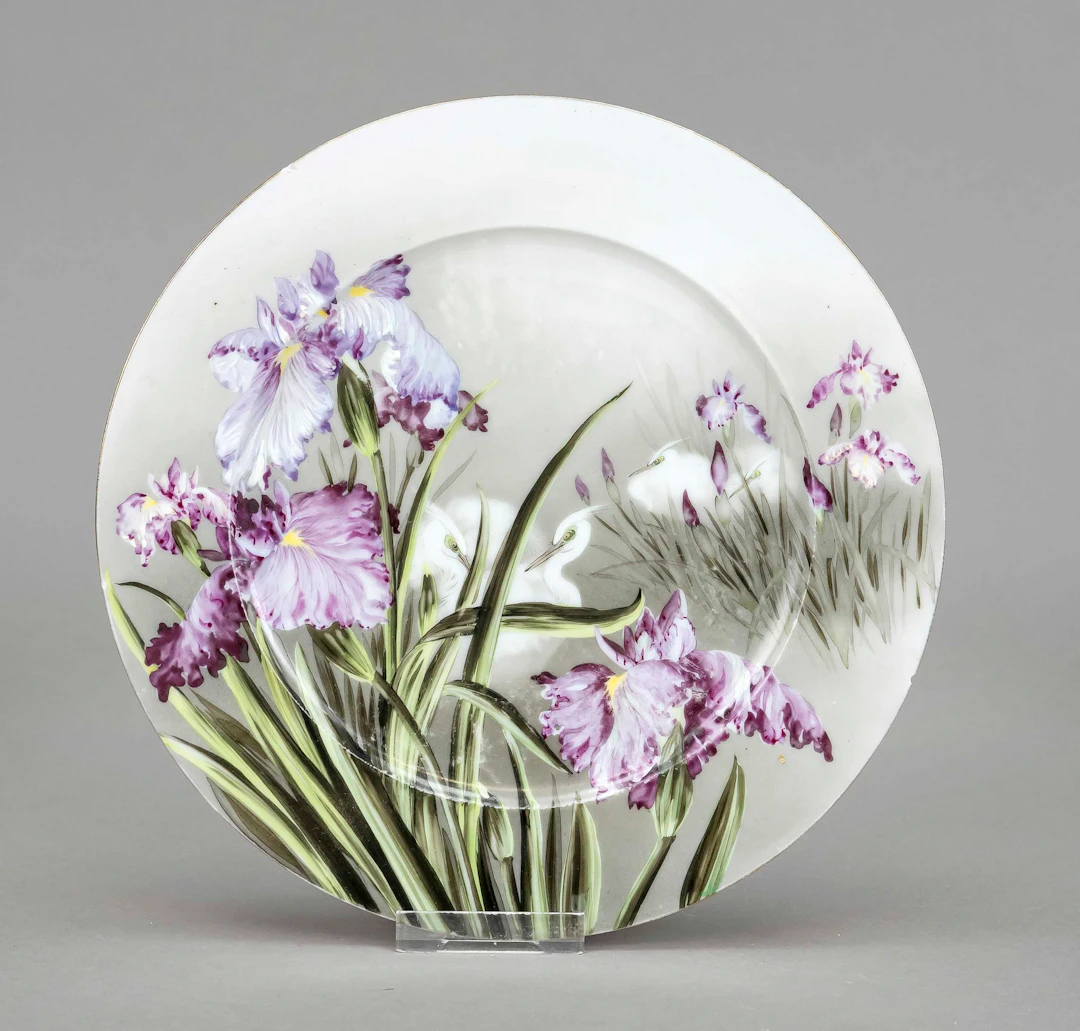 Teller mit Lilien und Kranichen
