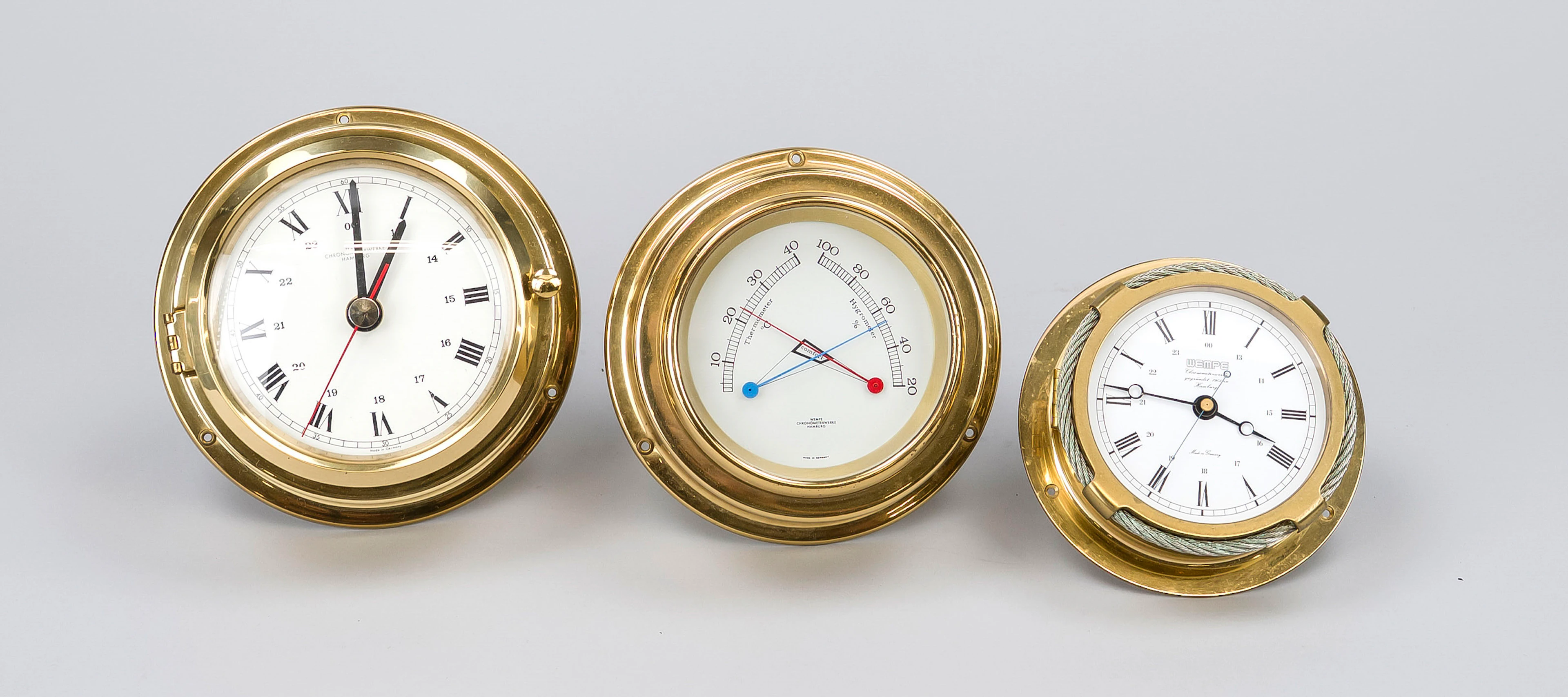 2 Wanduhren und ein Barometer im