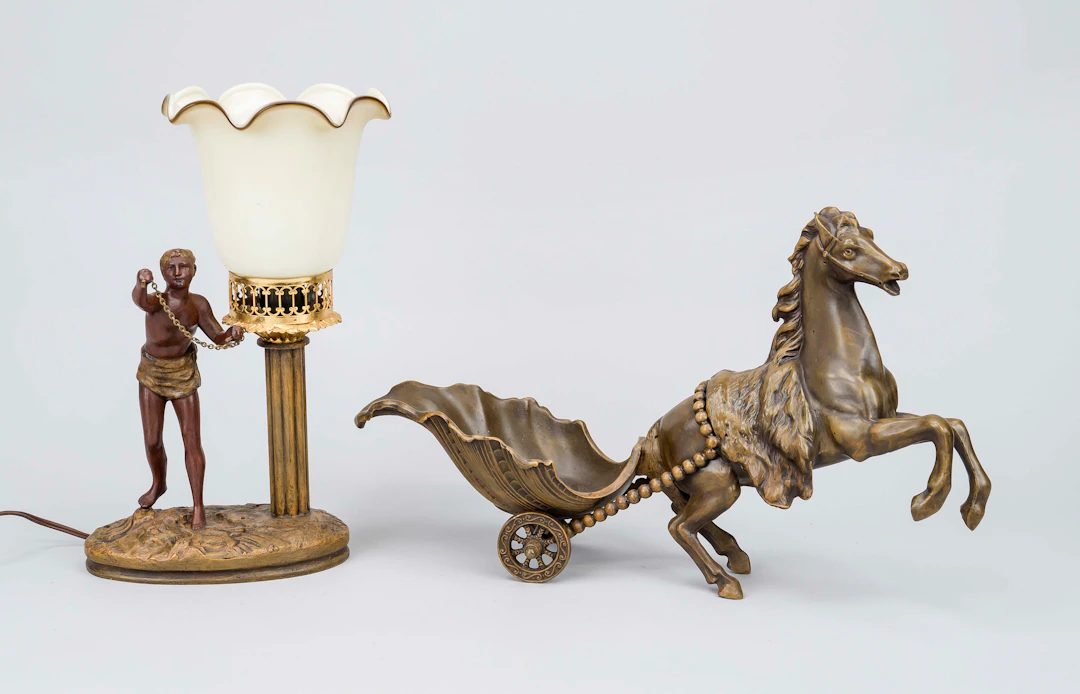 Figürliche Lampe und Tafelaufsatz