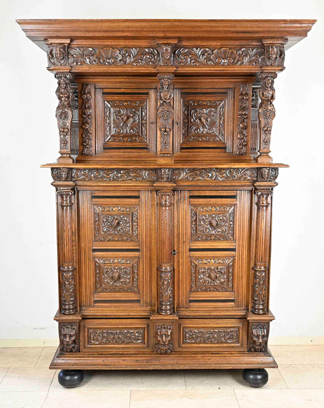 Prunkvoller Schrank im Neo-Renais