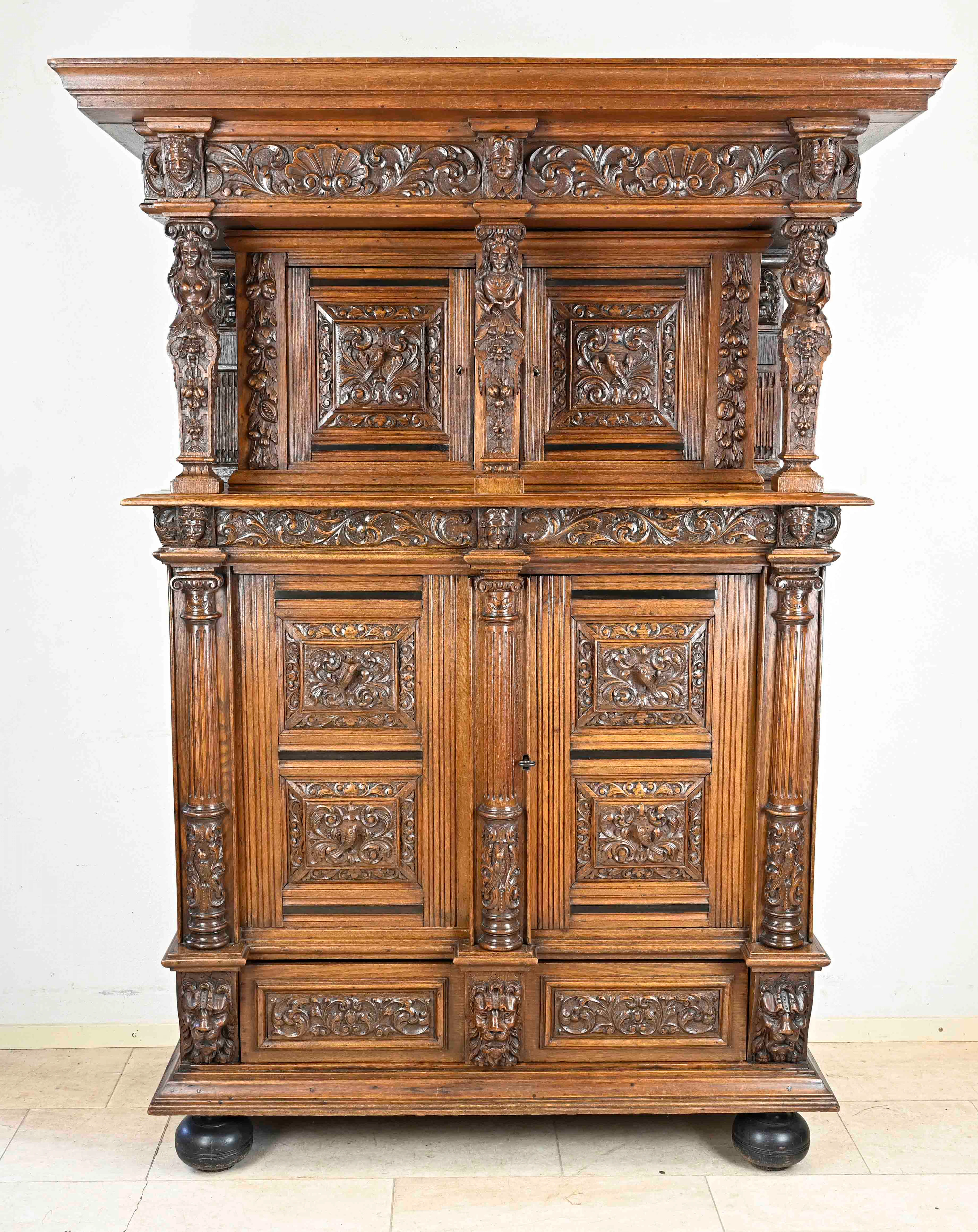 Prunkvoller Schrank im Neo-Renais