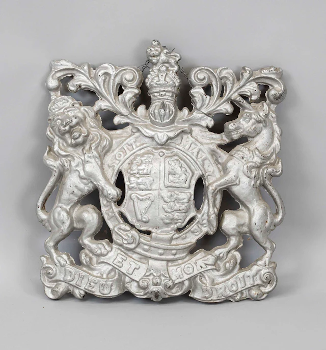 Wandrelief königliches Wappen von