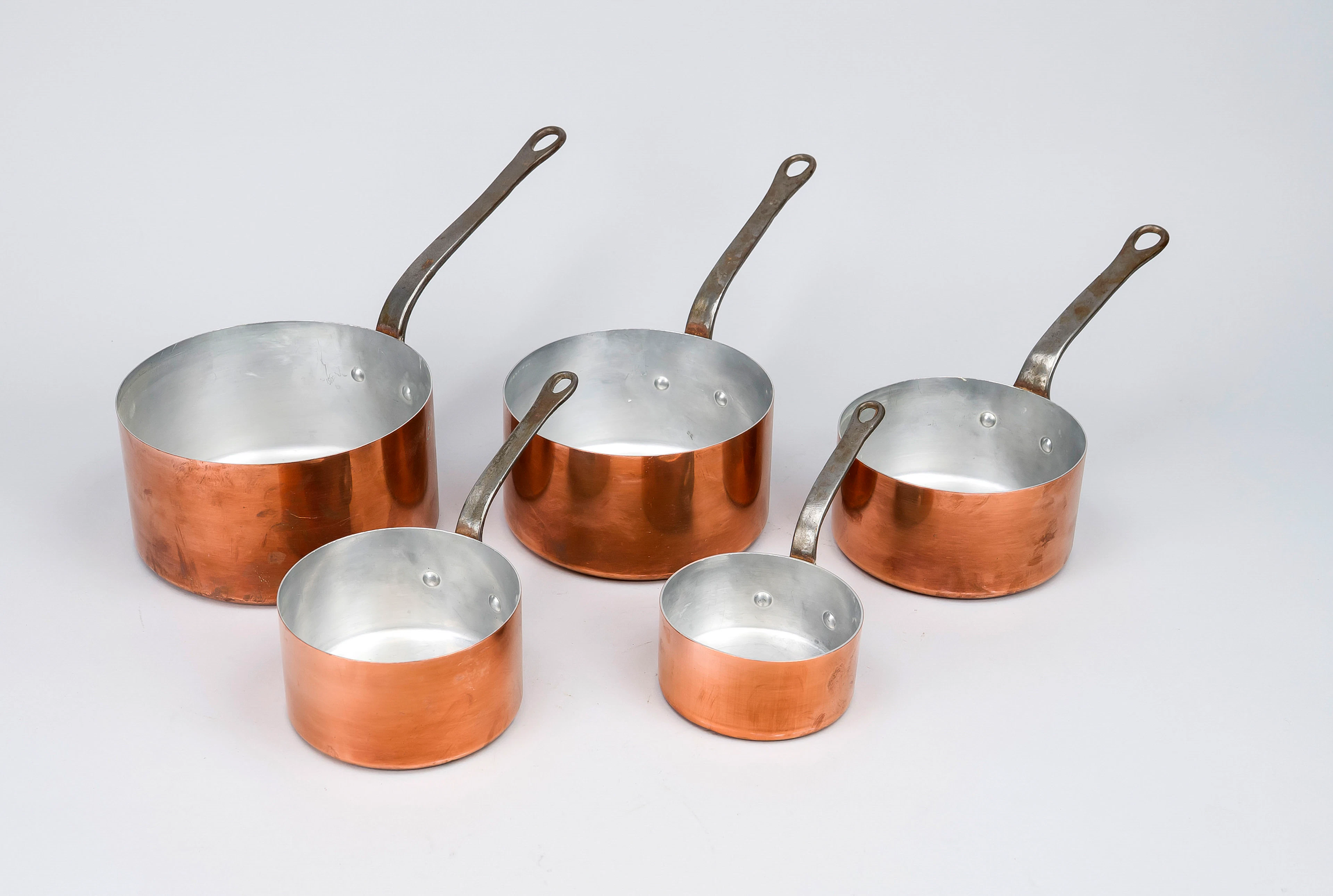 Set von 5 Kupfertöpfen, 20. Jh.