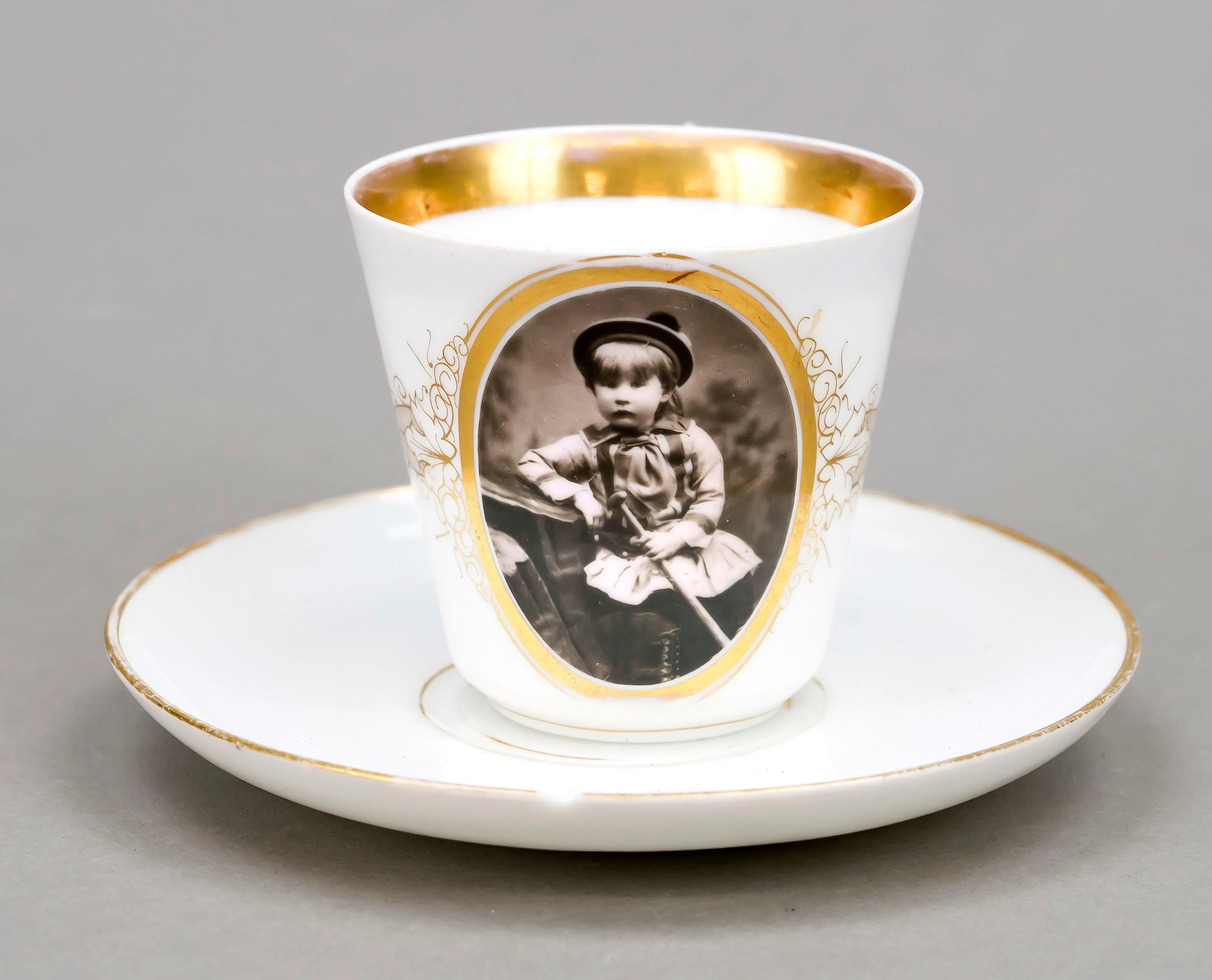 Tasse mit UT, Ende 19. Jh., fron