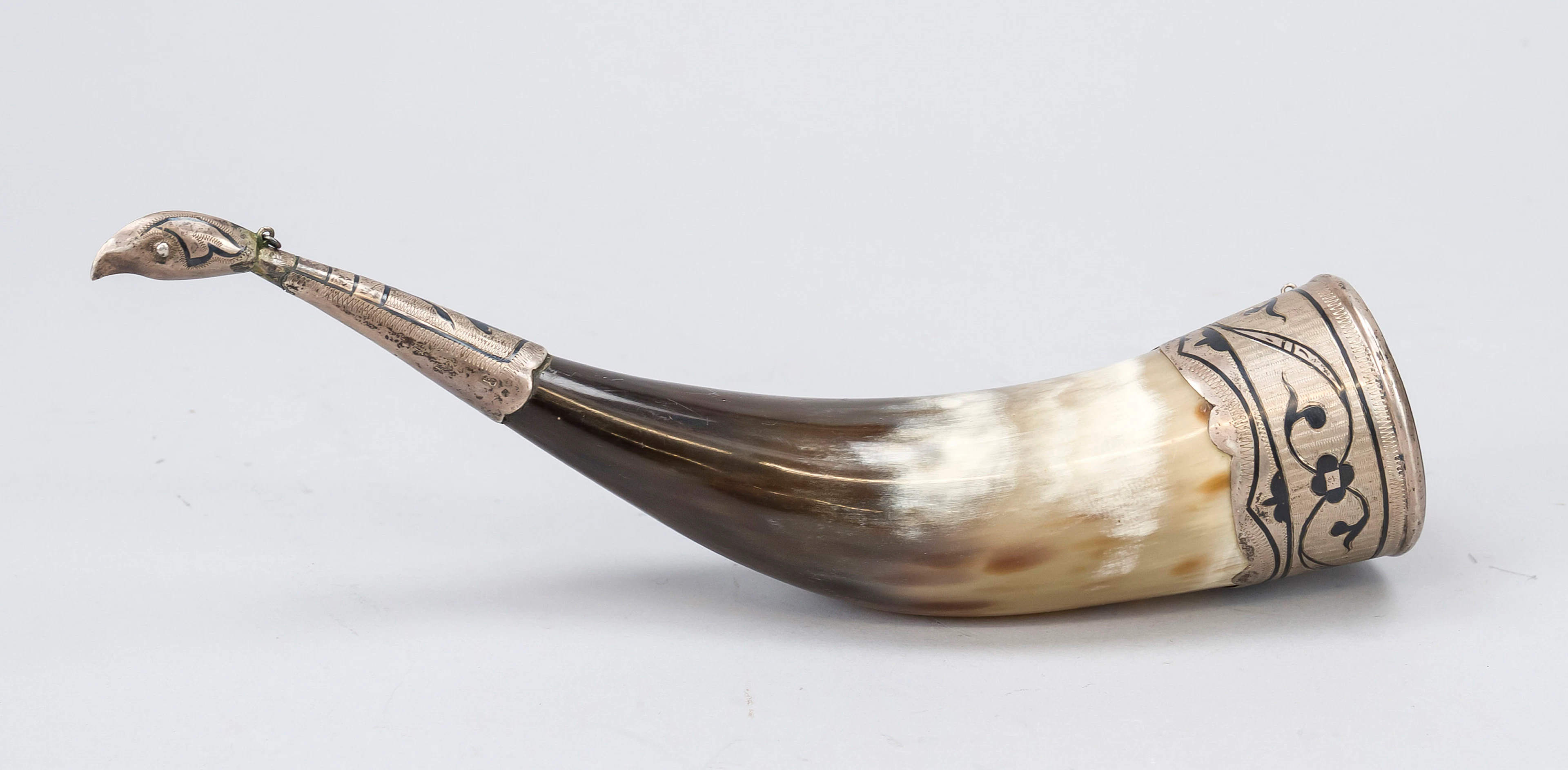 Trinkhorn mit Silberbeschlägen, R
