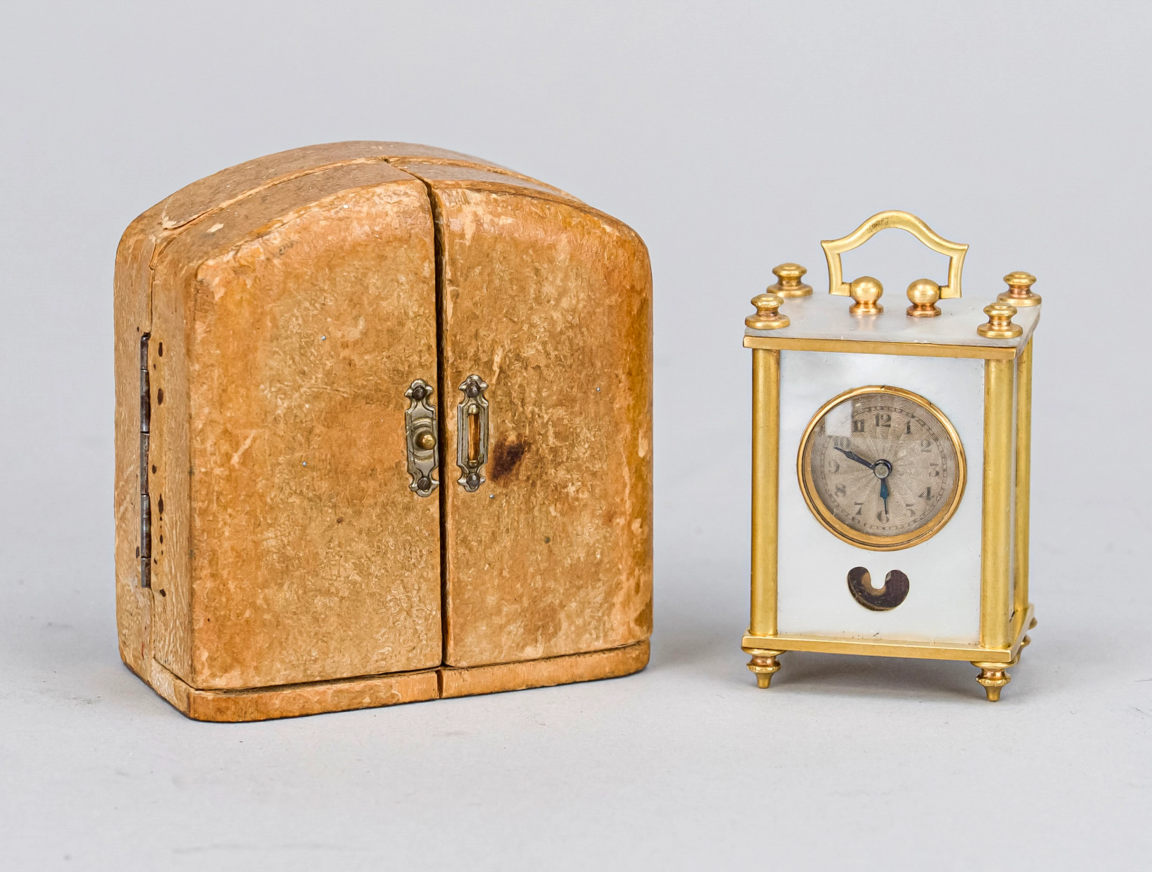 Kleine Reiseuhr, um 1920, Perlmut