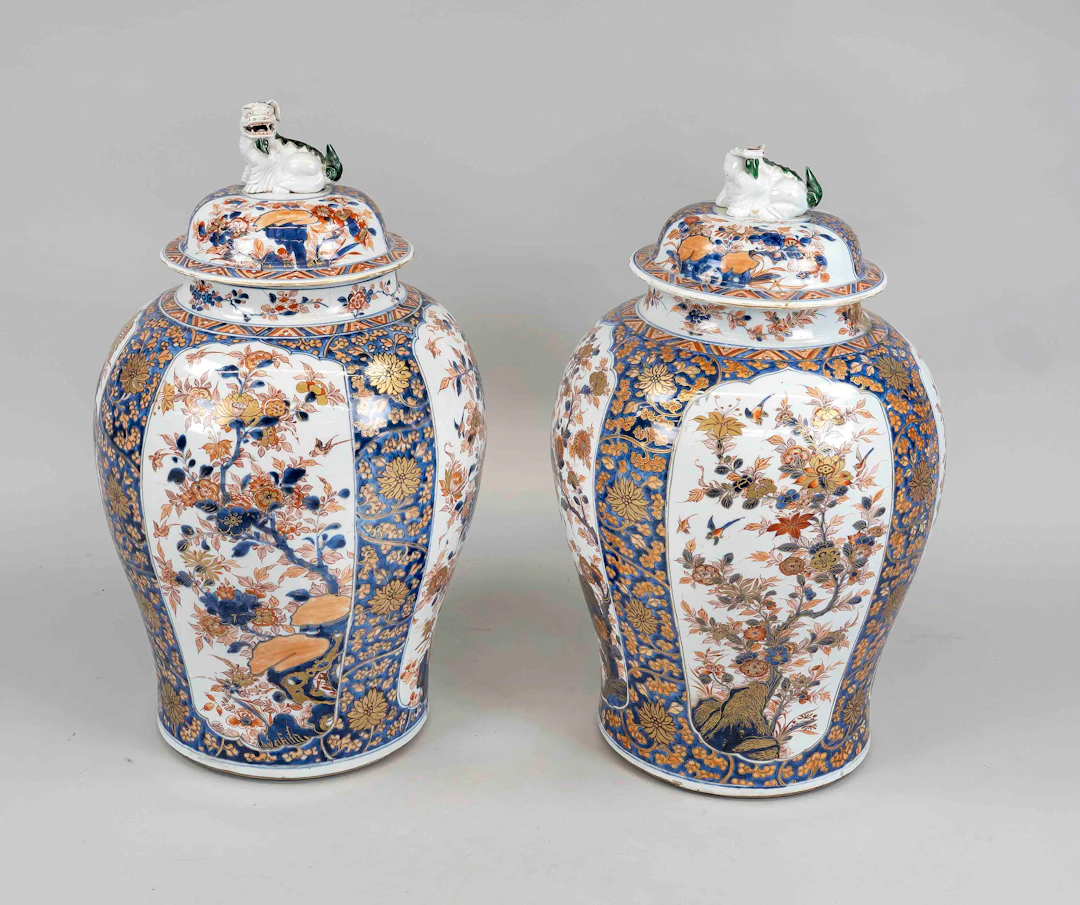 Paar große Imari Deckelvasen, Jap