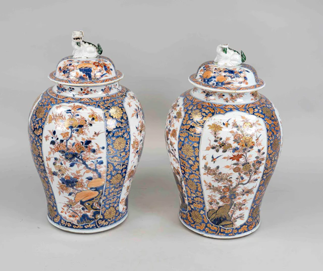 Paar große Imari Deckelvasen, Jap