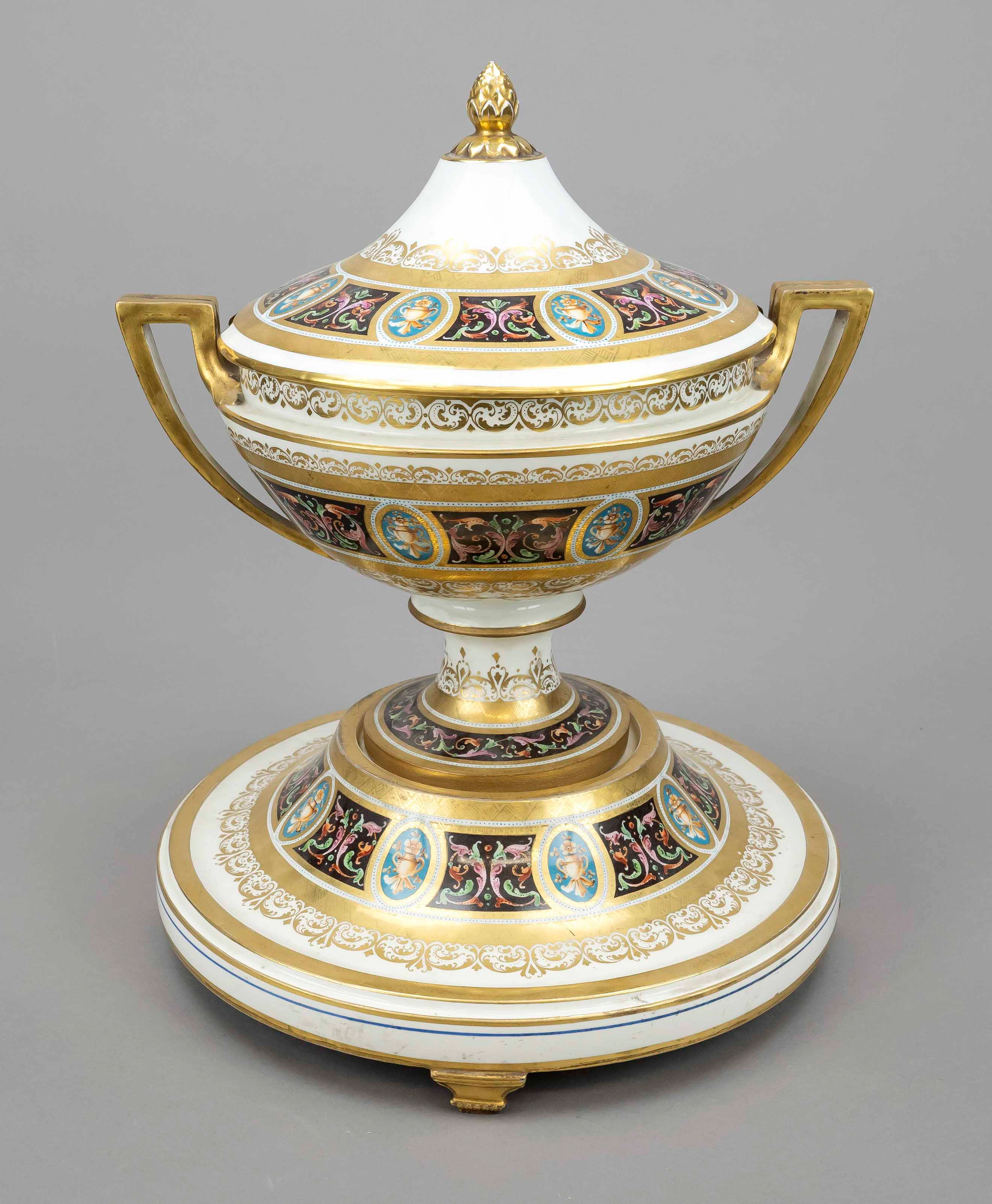 Opulente klassizistische Deckelterri