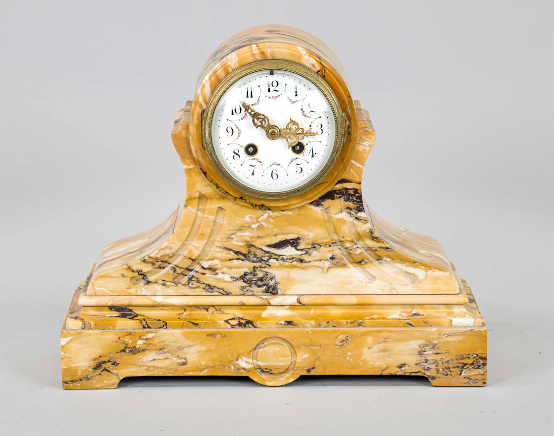 Tischuhr beigef. Marmor, um 1890