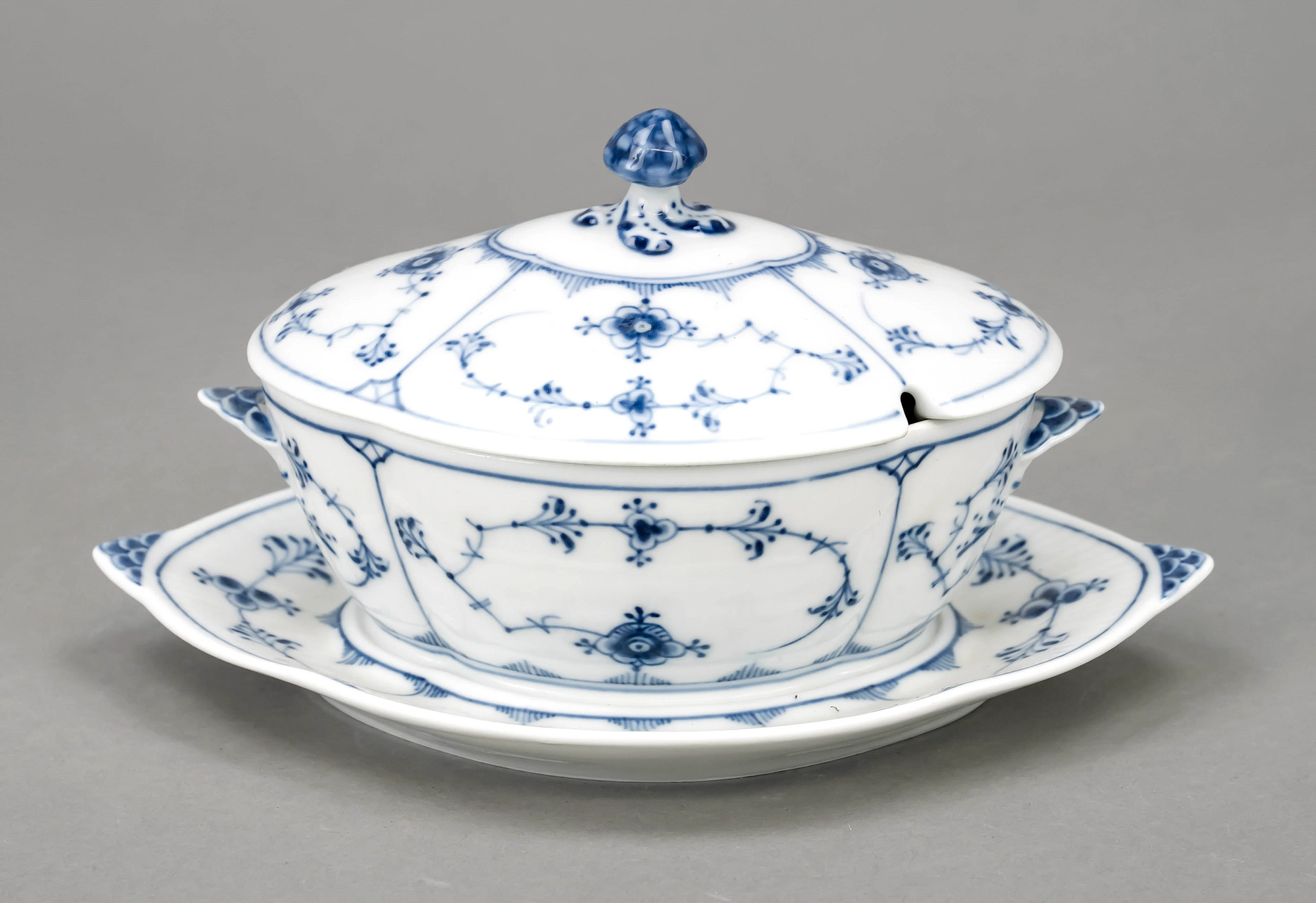 Saucière mit Deckel auf festem Un