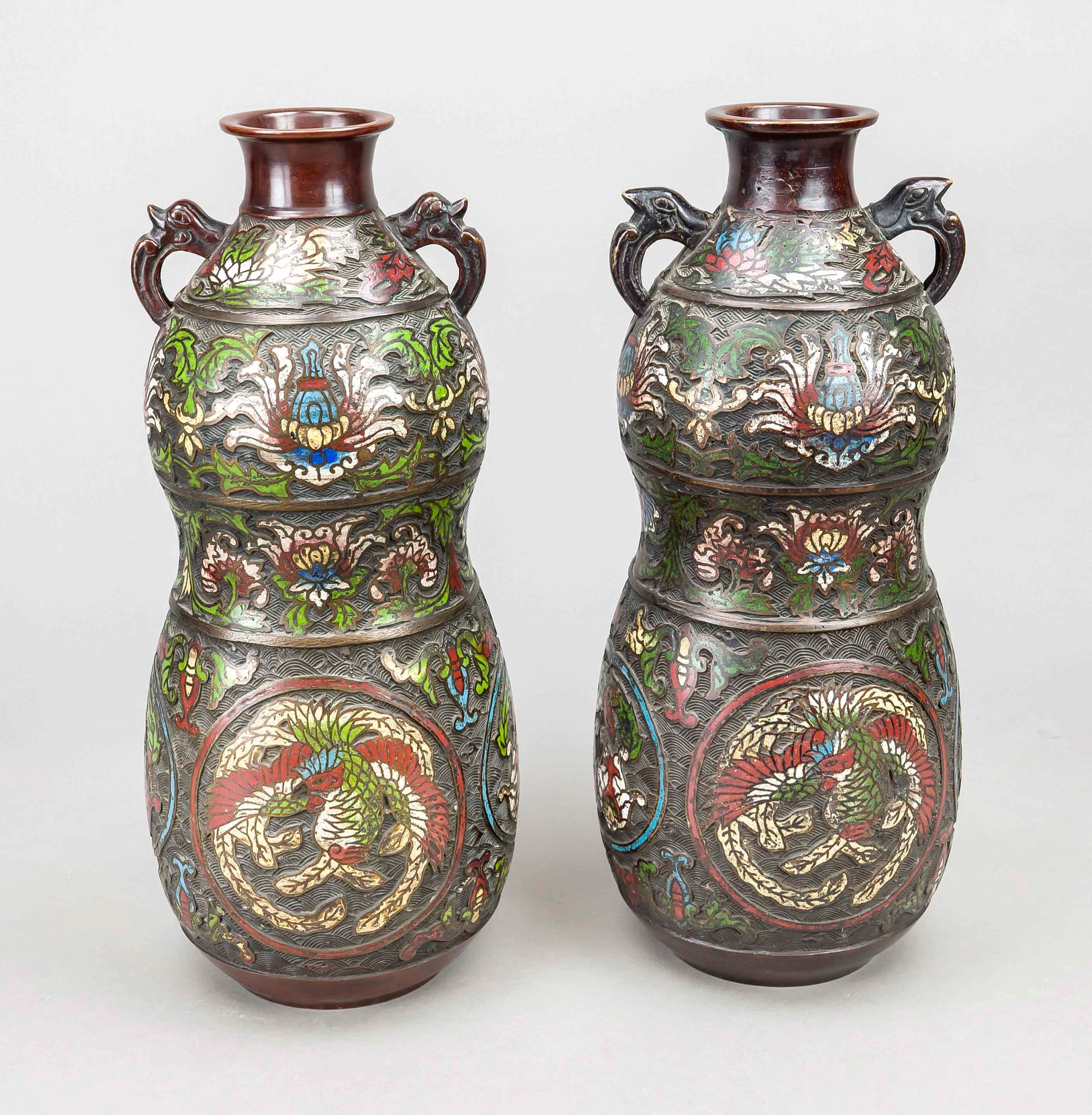 Paar Cloisonné Vasen, China, 20.