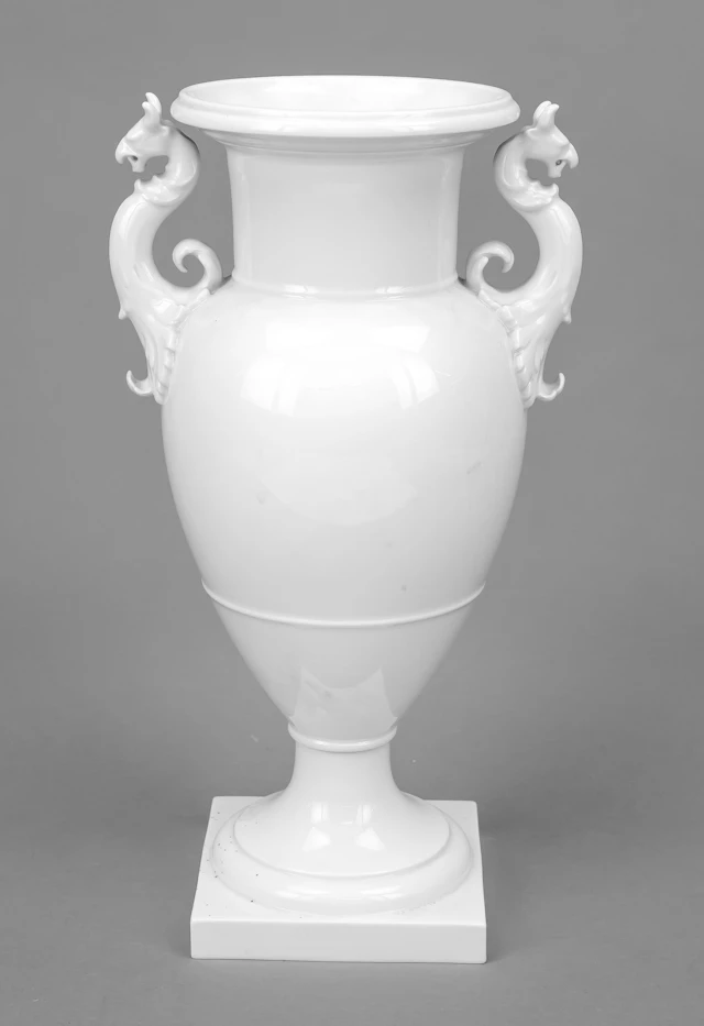 Französische Vase mit Drachenhenk