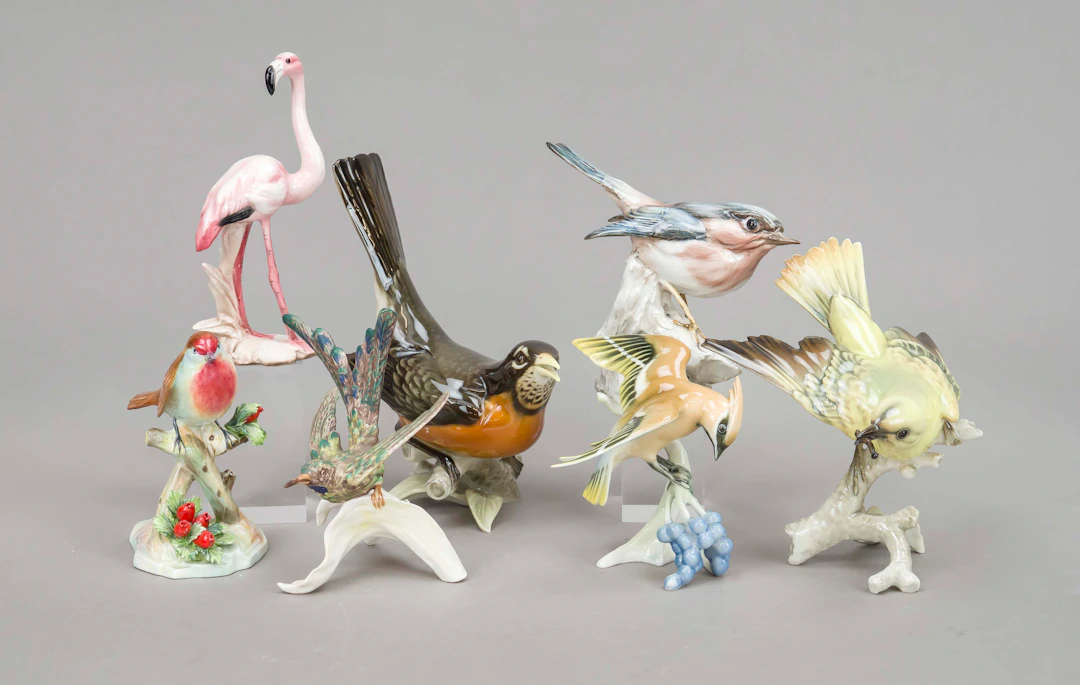 Sieben Vogelfiguren, u.a. Hutsche