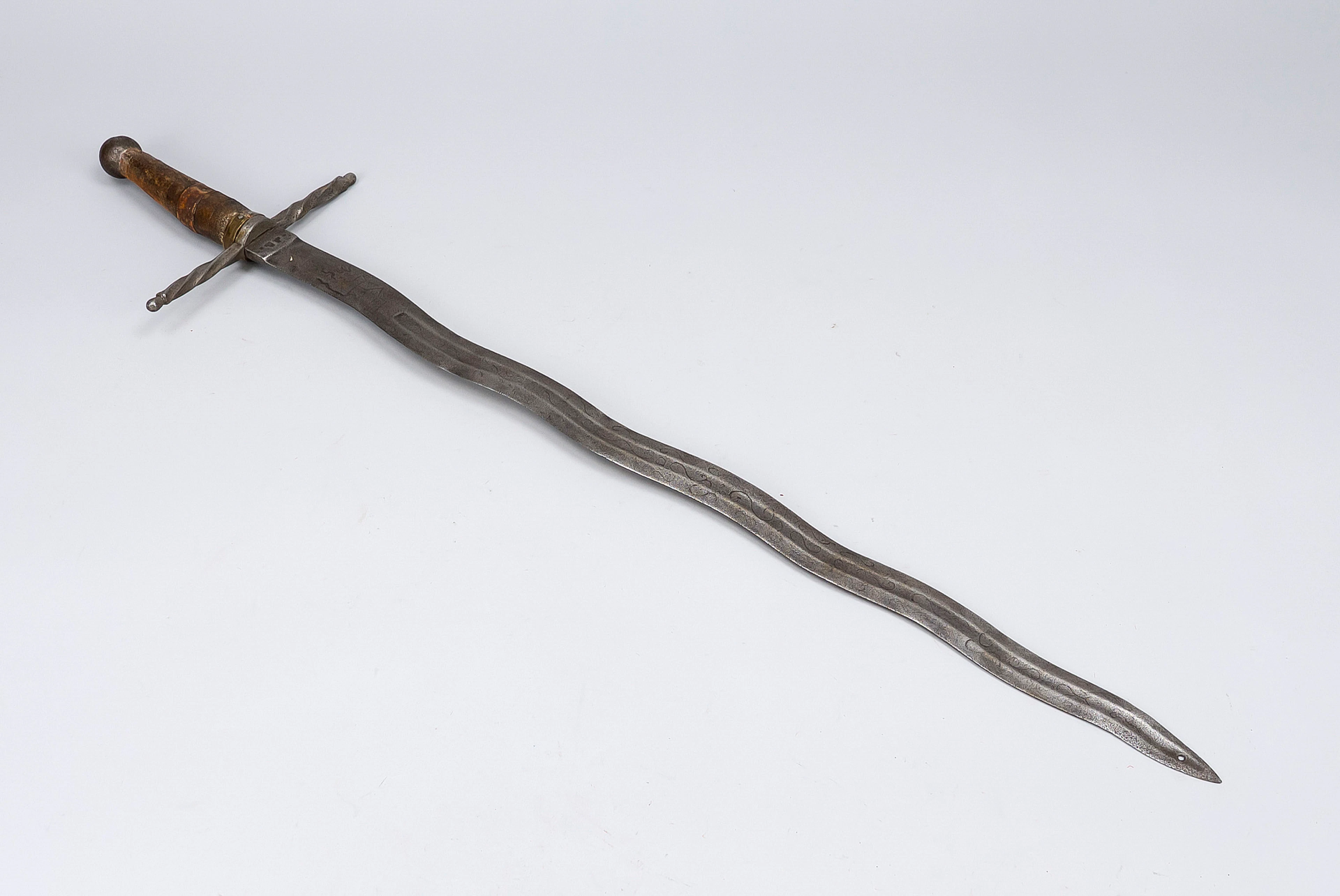 Schwert mit geflammter Klinge, 19