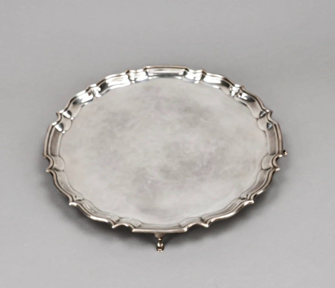 Rundes Tablett sog. Salver, Engla