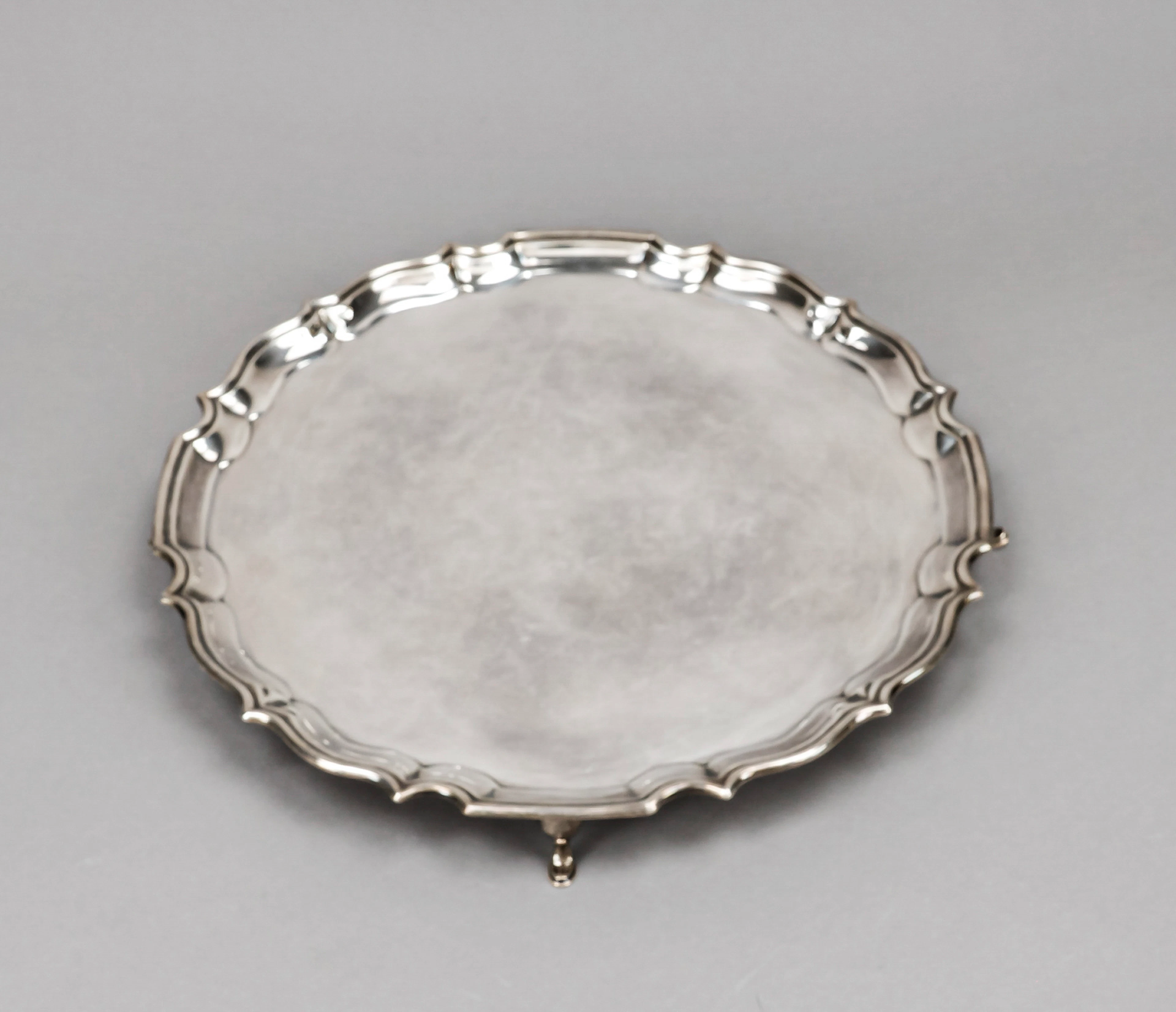 Rundes Tablett sog. Salver, Engla