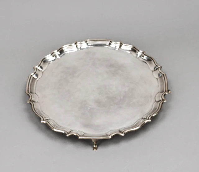 Rundes Tablett sog. Salver, Engla