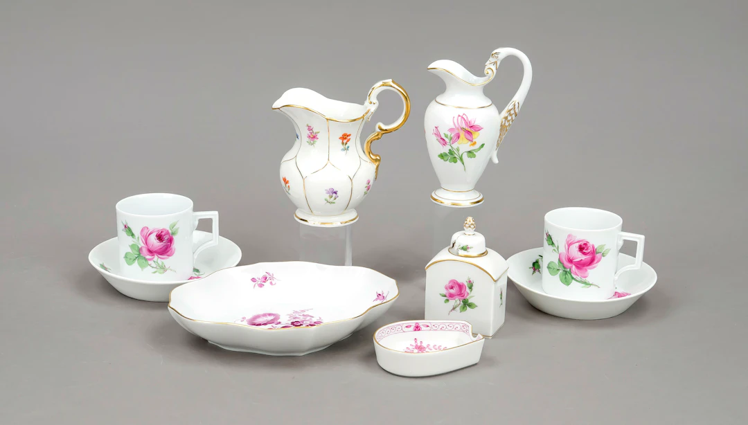 9 Teile Meissen, 2 Tassen mit UT