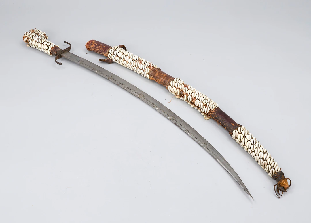 Säbel mit Kauri-Muschel-Dekor, w.