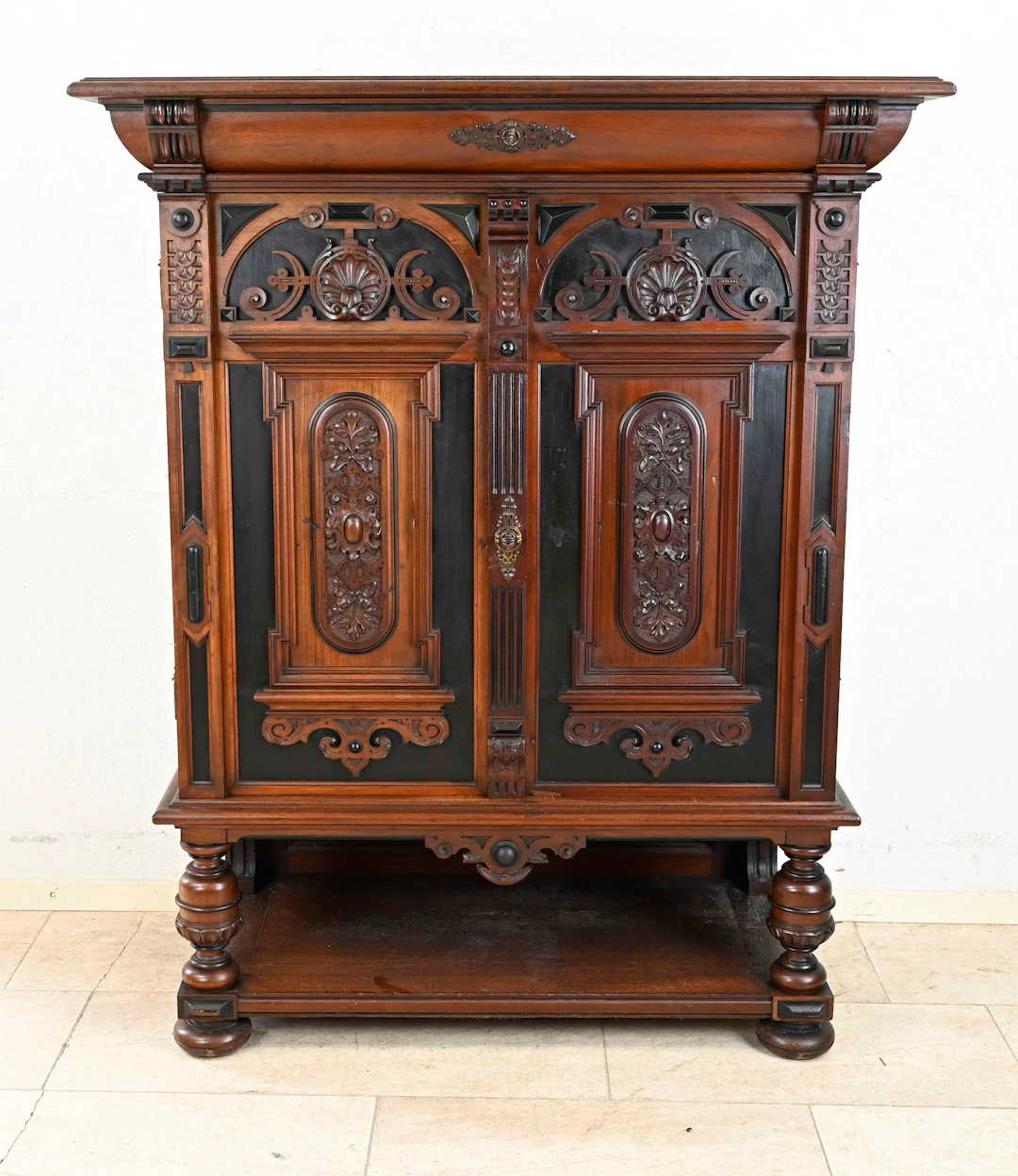 Gründerzeit-Vertiko um 1880, Nuss
