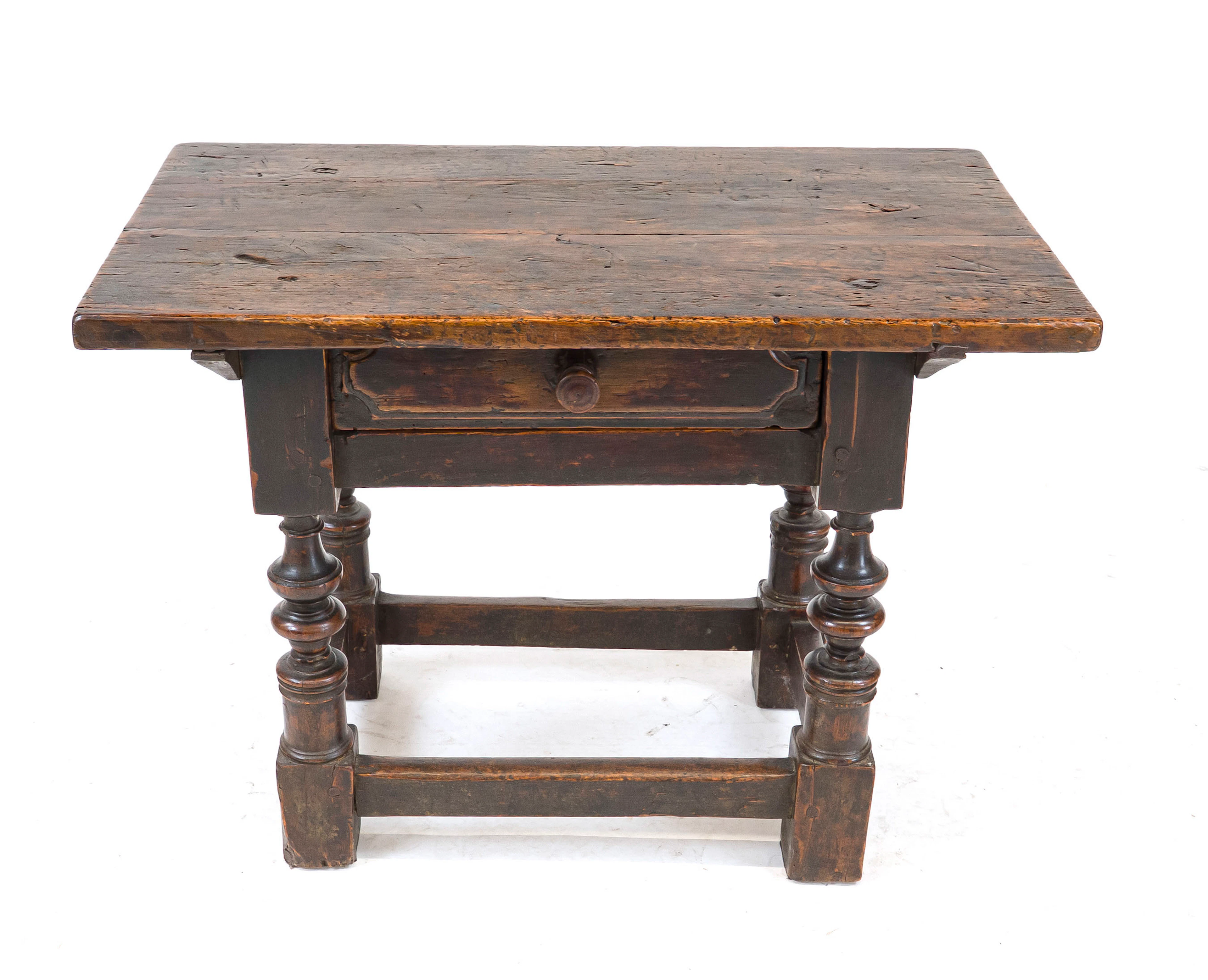Barocktisch, 17. Jh., Nussbaum, g