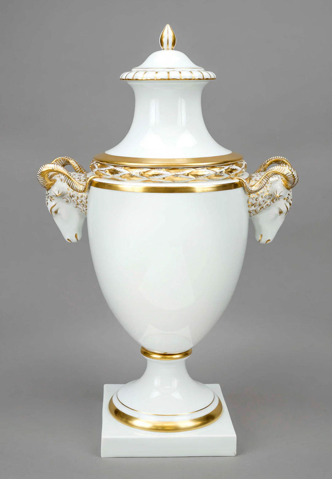 Monumentale Widderkopfvase mit De