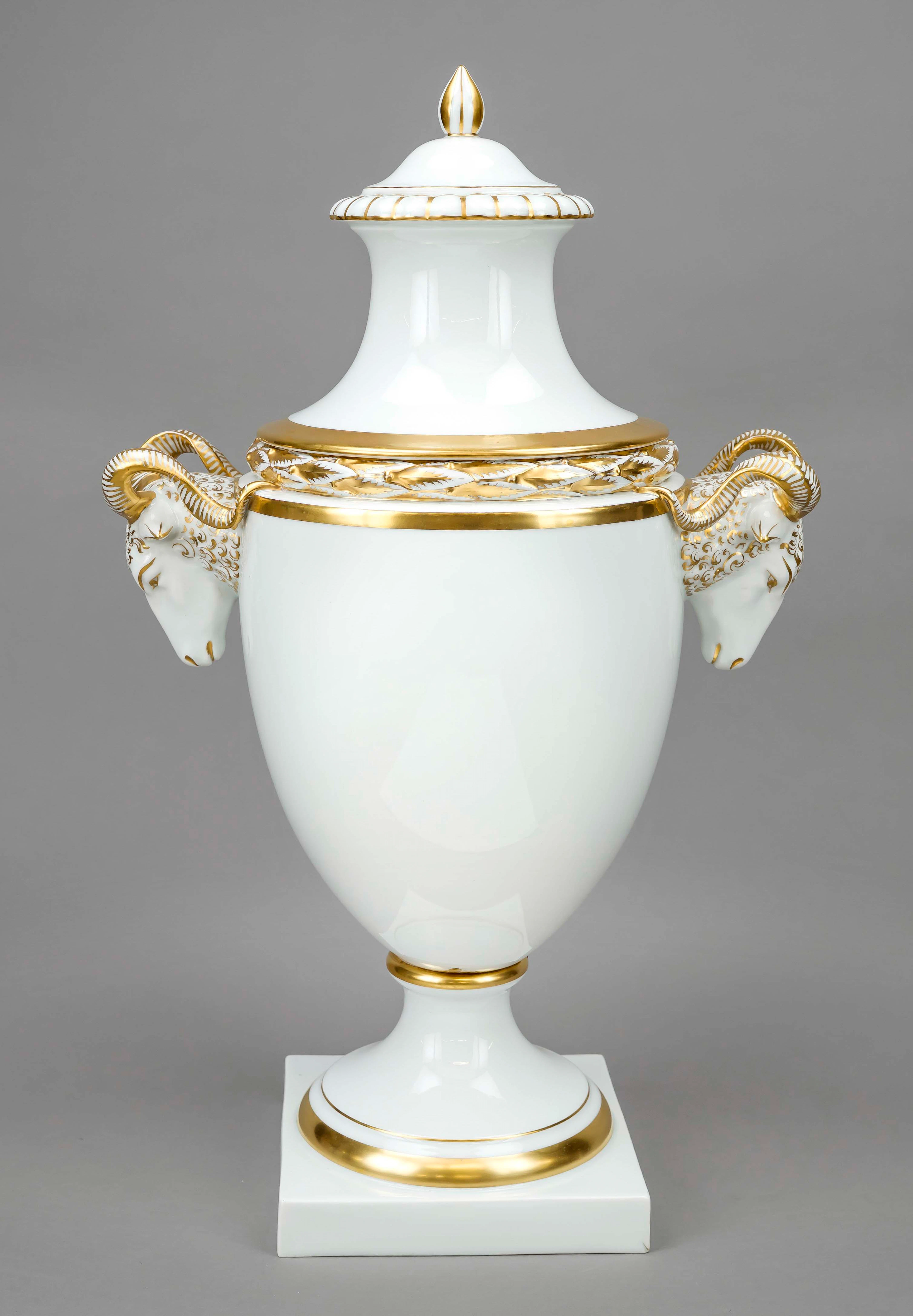 Monumentale Widderkopfvase mit De