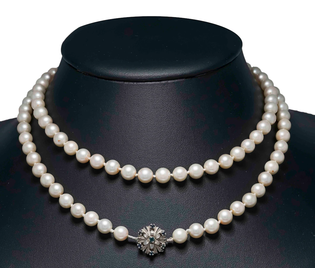 Langes Akoyaperlen-Collier mit St