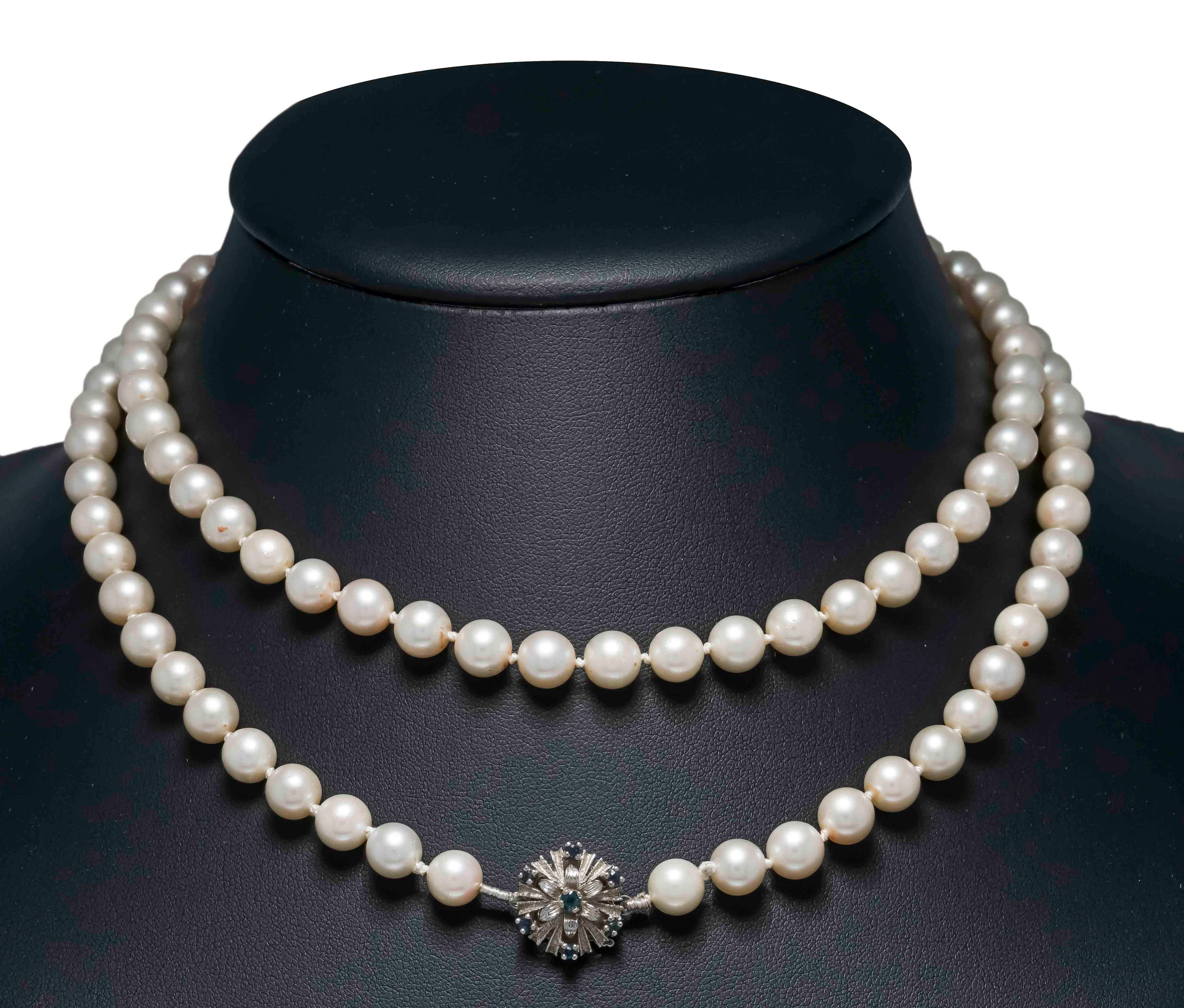 Langes Akoyaperlen-Collier mit St