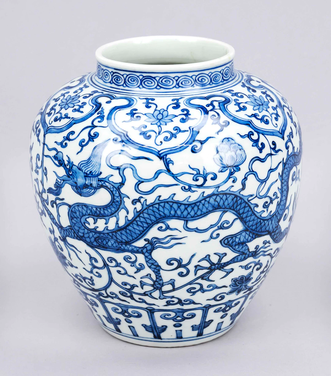 Blau-weiße Vase mit Drachendekor