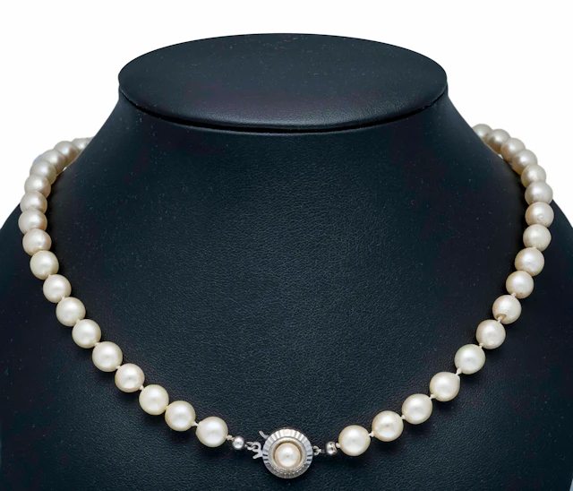 Akoyaperlen-Collier mit Steckschl