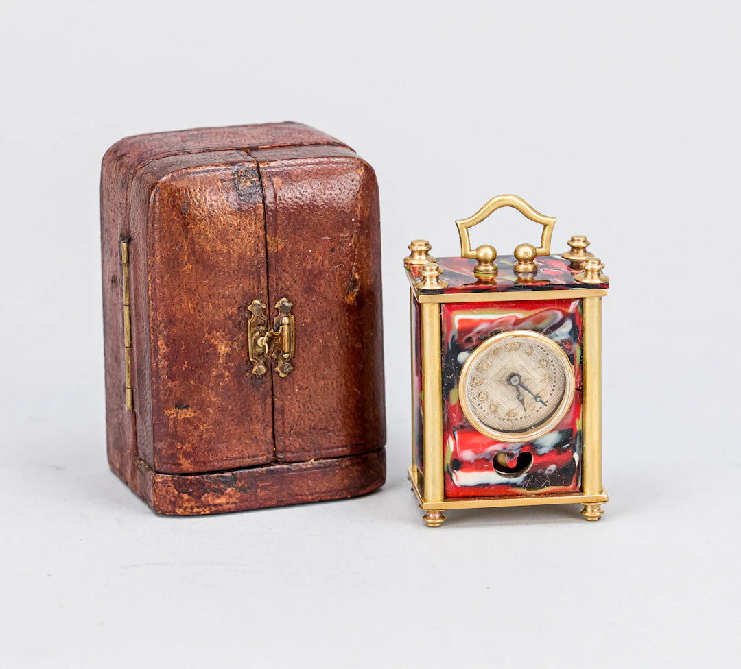 Kleine Reiseuhr, um 1920, buntes