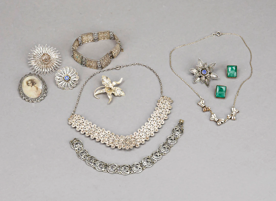 Konvolut von elf Teilen Schmuck